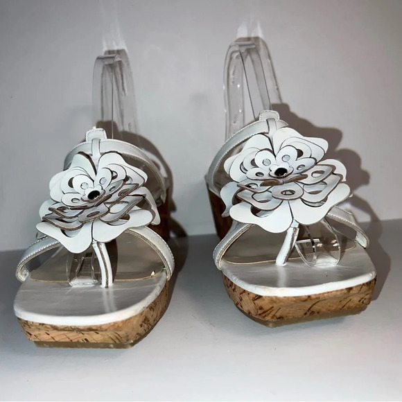 Nine West, 10.5, white tapered cork wedge,open toe thong sandal w/3-D cut out - Picture 9 of 13